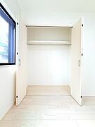 1階洋室　約6.0帖収納。お洋服を沢山収納できるクローゼット