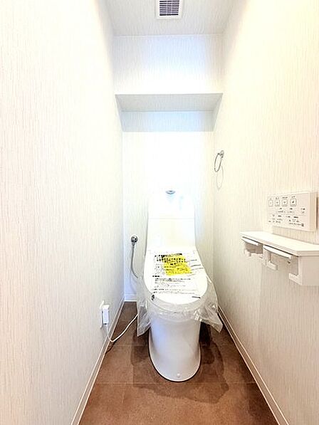 トイレは温水洗浄便座付きの新品に交換済み。リフォーム済みのため、清潔感のある快適な住空間で新生活をスタートできます。