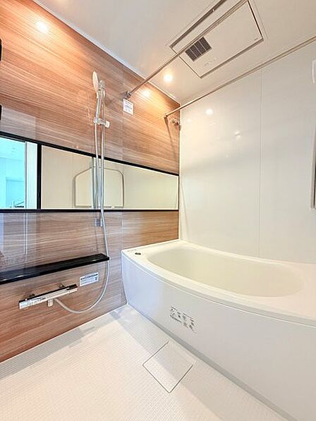 一日の疲れを気持ち良く癒せる広々ユニットバス。雨の日や花粉の季節の衣類乾燥に役立つ浴室乾燥機を装備