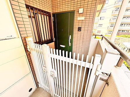 外廊下との間には戸建感覚の門扉つき玄関ポーチ