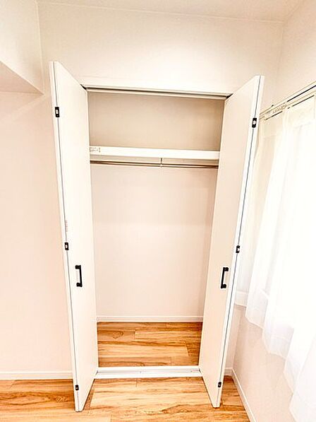 洋室 約6.6帖収納。中棚とハンガーパイプ付き。沢山のお洋服を収納して、お部屋を広々使えます。