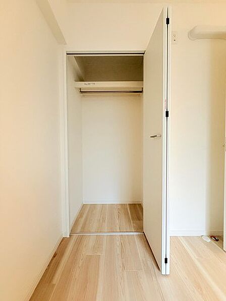 洋室　約5.0帖収納。中棚とハンガーパイプ付き。沢山のお洋服を収納して、お部屋を広々使えます。