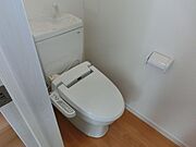 冬場でもひやっとしない温水洗浄便座を採用。