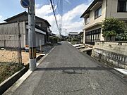 ゆとりある幅員が生む、安心と快適の街並み。すれ違いもスムーズで、歩行者にもやさしい開放的な空間が、日々の暮らしに余裕と価値をもたらします。