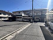 前面道路、間口が共に広く日当り良好です♪駐車スペースも取り易く便利です。