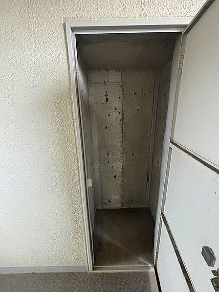 レジャー用品などの収納に便利な外部物入があります。