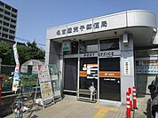 名古屋荒子郵便局　地下鉄高畑駅の1本裏の通りにあります。駅からは少し遠回りをする必要がありますが、徒歩約2分とすぐ到着します。 390m