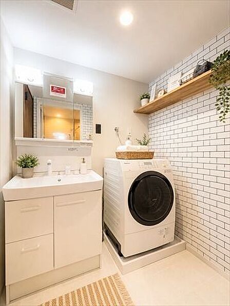 室内洗濯機置き場があるので、汚れた洋服を洗面台で一度洗ったらそのまま洗濯機に入れることが出来ます。