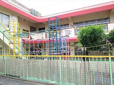 中野保育園0歳児〜5歳児までの子どものいる集団生活の中で、やって良い事、悪い事の区別、我慢しなければならない事など色々経験をして、感受性と社会性を養います。 880m
