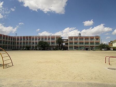 名古屋市立露橋小学校:【校訓】至誠(心を大切にする)規律・・場と礼を重んずる/勤勉・・真剣に最後までやり抜く心/友愛・・仲よく助け合う心 300m