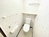 トイレ：明るく、清潔感のあるトイレです。棚には雑貨を飾ったり、観葉植物を置いても良いですね。