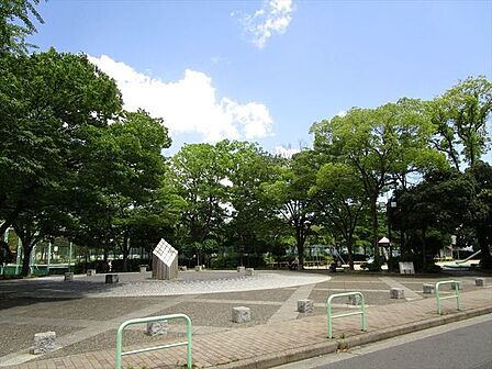 露橋公園 ナゴヤ球場に隣接している公園でコンビネーション遊具やバスケットゴール、グラウンドがあり、広々とした公園です。 230m