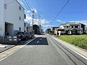 幅員約7mの前面道路です。引越し業者のトラックも問題なく停めて置くことが出来る道幅です。