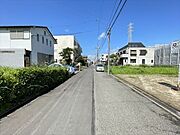 幅員約5mの前面道路です。車がすれ違うのに安心な道幅です。道幅が広すぎると交通量が増えてしまうのも心配ですので、これぐらいが理想的な道幅なのかもしれませんね。