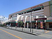 ヨシヅヤ太平通り店　値段も品揃えもまずまずなことから　ここだけで大概のものは用が足ります。ミカヅキモモコやダイソーがあります。グルメ・フーズの店舗も豊富なので晩御飯に1品プラスできます。 800m