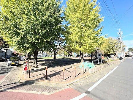 【八島公園】 八島公園1951年開園。尾頭橋駅より徒歩約5分。ナゴヤ球場の南側に位置している。 530m