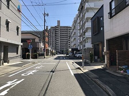 交通量は多くはありませんが、落ち着いた環境にあるので、通勤・通学も安心出来ます。