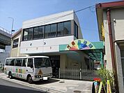 万場幼稚園　こども達がのびのびと園生活を送れる幼稚園。月に1回、誕生日会という全児童による発表会があります。12月はクリスマス会というイベントがあり、歌だけでなく、遊戯を行います。 490m