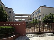 名古屋市立山王中学校学校努力目標「夢に向かい　ともに歩む」です。学校のＨＰは随時更新されていて、学年たより、進学たよりなどなど発信されています。グラウンドの水はけはよいそうです。 1140m