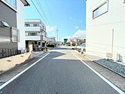 幅員約6mの前面道路です。道路幅にゆとりがあるので、車種を選びません。大きめの車を乗りたい方にもオススメです。