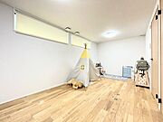隣家からの視線を気にすることなくプライベート空間を確保しつつも、窓からの光でお部屋を明るく広く感じることが出来ます。 収納スペースを使い分けてお片付け上手。