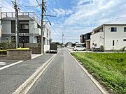 前面道路：車はスピードを抑えて走行するので、お子様にも安全な道幅となっています。