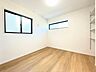 室内：【約5.2帖洋室】コンパクトな部屋ですが、収納もしっかりあるので快適に過ごせます。