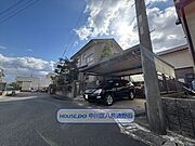 1996年築の木造2階建て、間取りは4LDKです。全居室6帖以上でゆとりがあり、部屋数が多いのでプライベート空間を確保できますね。