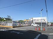 打出保育園　心も体も健康で、創造力・完成豊かな子を育成する。園では幼児の精神、身体両面のバランスのとれた発育をめざした保育を行うため、 日常の保育内容の充実に心がけている。 410m