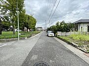 幅員約6.5mの前面道路です。道路幅にゆとりがあるので、車種を選びません。大きめの車を乗りたい方にもオススメです。