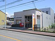 長良郵便局　ATMあります。駐車場はありません。1車線の交通量がある道路に面しているので日中の路上駐車は難しいかもしれません。ポストはすぐ入り口付近にあるので、すぐ投函はできます。 350m
