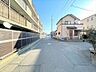外観：交通量が少ない前面道路です。