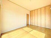 ハンガーポールの完備された収納になります。上部には普段あまり使わないものを箱に入れて収納も出来ます。洋服をかけて下の空いたスペースには収納BOXを使って畳んだ服を収納することも出来ます。
