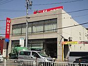 あいち銀行　八熊支店　交差点付近にありますが駐車場も完備されているのでお車でも安心していくことが出来ます。【窓口営業時間】平日9