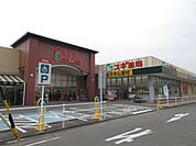フィールスマイルプラザ　日によりますが、ミスタードーナッツや焼き鳥の出張販売もあります。　テナント情報(ドラッグストア・100円ショップ・ＡＴＭ・クリーニングなど) 780m