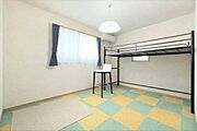 【6.5帖洋室】リメイクシートやウォールステッカーを貼るだけでお部屋の雰囲気はガラッと変わって気分転換になります。