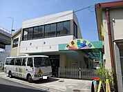 万場幼稚園「万場幼稚園」　こども達がのびのびと園生活を送れる幼稚園。月に1回、誕生日会という全児童による発表会があります。12月はクリスマス会というイベントがあり、歌だけでなく、遊戯を行います…