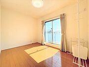 バルコニーへ出入りのすることが出来るお部屋です。お部屋の中には南向きの窓から暖かな光と風が入り込む素敵な空間になります。