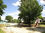 愛知公園　定番の滑り台やブランコのほか、コンビネーション遊具やスプリング遊具があります。お子様が十分に遊べる広さです。 360m
