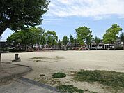 郷中公園　滑り台やブランコ、砂場があります。広場もあり、広々している公園です。 220m