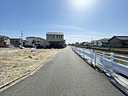 幅員約5mの前面道路です。2台の車がすれ違うことが出来る道幅です。車の出し入れもゆったりとする事が出来ます。