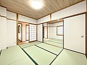 落ち着いた雰囲気の和室。客間やくつろぎの空間として幅広く活用できます。