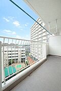 陽当たり良好なバルコニー。洗濯物もよく乾く快適なスペースです。