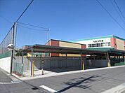 七宝こども園　園目標　「ありがとう、ごめんなさいが言える子に」。周りは田んぼに囲まれたのどかな場所で、広々とした園庭とまるで絵本の世界のように可愛い園内です。 1520m