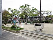 千音寺公園　鉄棒や滑り台、砂場、グローブジャングルがあります。ベンチもありますので、お子様が遊んでいる様子をゆっくり見守ることができます。 340m