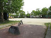 南川田公園　滑り台やブランコ（幼児用含む）に加え、コンビネーション遊具やスプリング遊具もあり、敷地も広いので十分に遊べます。 130m