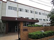 名古屋市立昭和橋中学校  　目指すこども像は「主体的・対話的で深い学びを目指して」ＨＰがしっかり更新されています。交通量の多い通学路です。 1210m