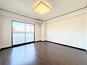 壁が白いのでプロジェクターを設置して映画やYouTubeなど楽しめます♪部屋がおしゃれなシアタールームのように変身◎
