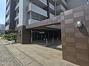 落ち着いた雰囲気の浴室で、リラックスバスタイムを楽しみませんか？窓を少し開けての半身浴も良いですね。雨の日も洗濯物を乾かせる浴室乾燥機付き。