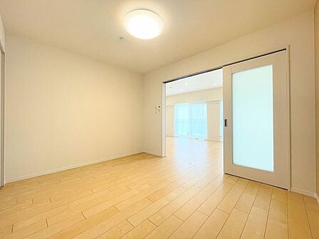 リビングとつながるお部屋は、お客さまが遊びに来た時にも使えますし、ちょっと疲れた時にお昼寝できるのもうれしいですね。